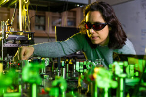 Gabriela Schlau-Cohen working with ultrafast spectroscopy in her lab